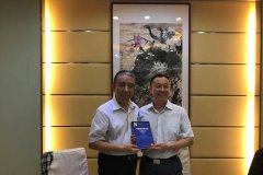 华院长向胡文星副从任赠送了我院编纂的《中国